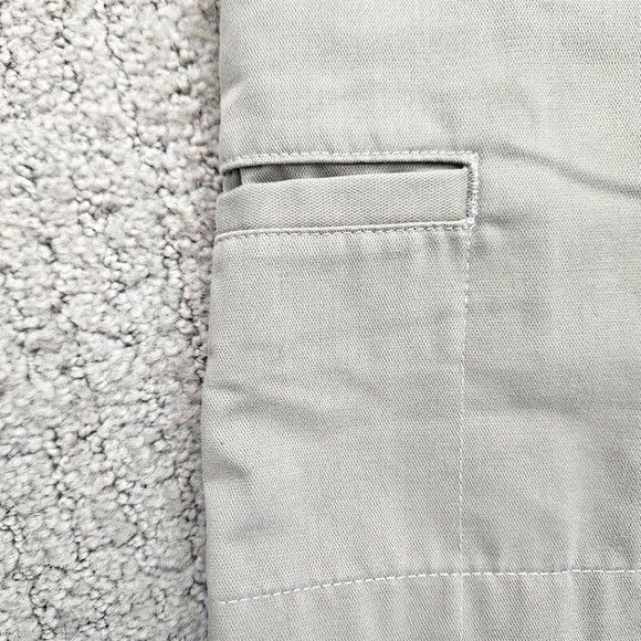 Under Armour Golf Sport Activewaar Athleisure Khaki Shorts. 10 - Picture 3 of 6